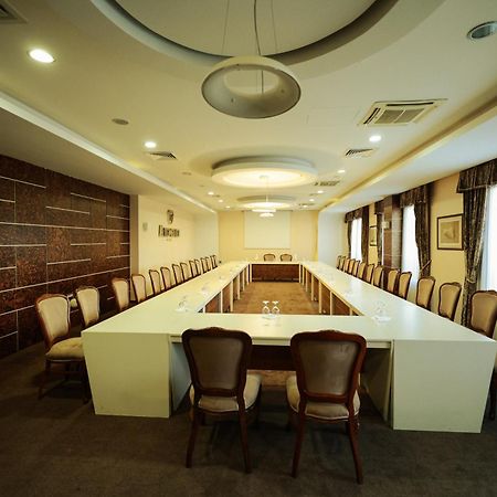 Amazona Hotel พริสตีนา ภายนอก รูปภาพ