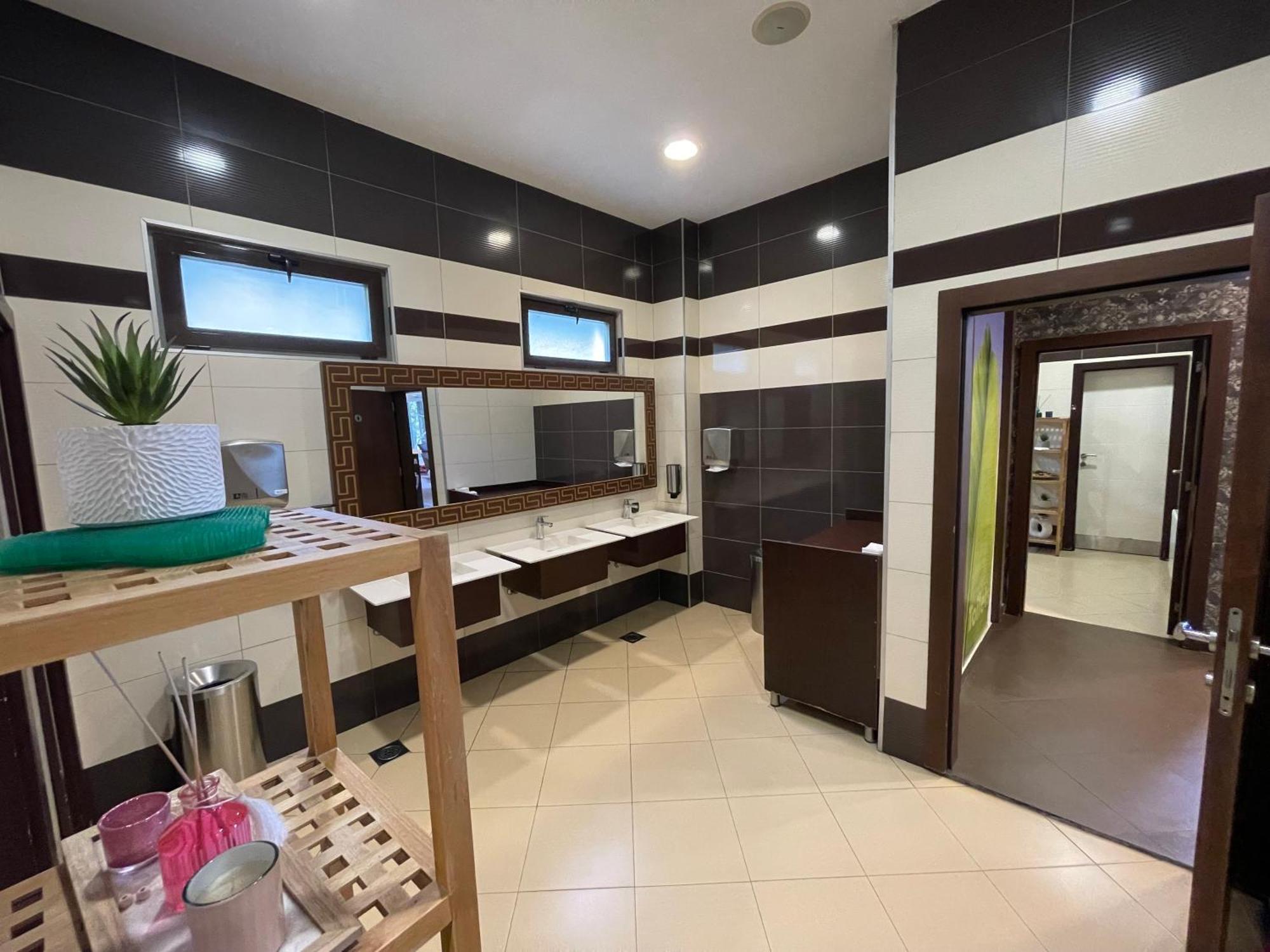 Amazona Hotel พริสตีนา ภายนอก รูปภาพ