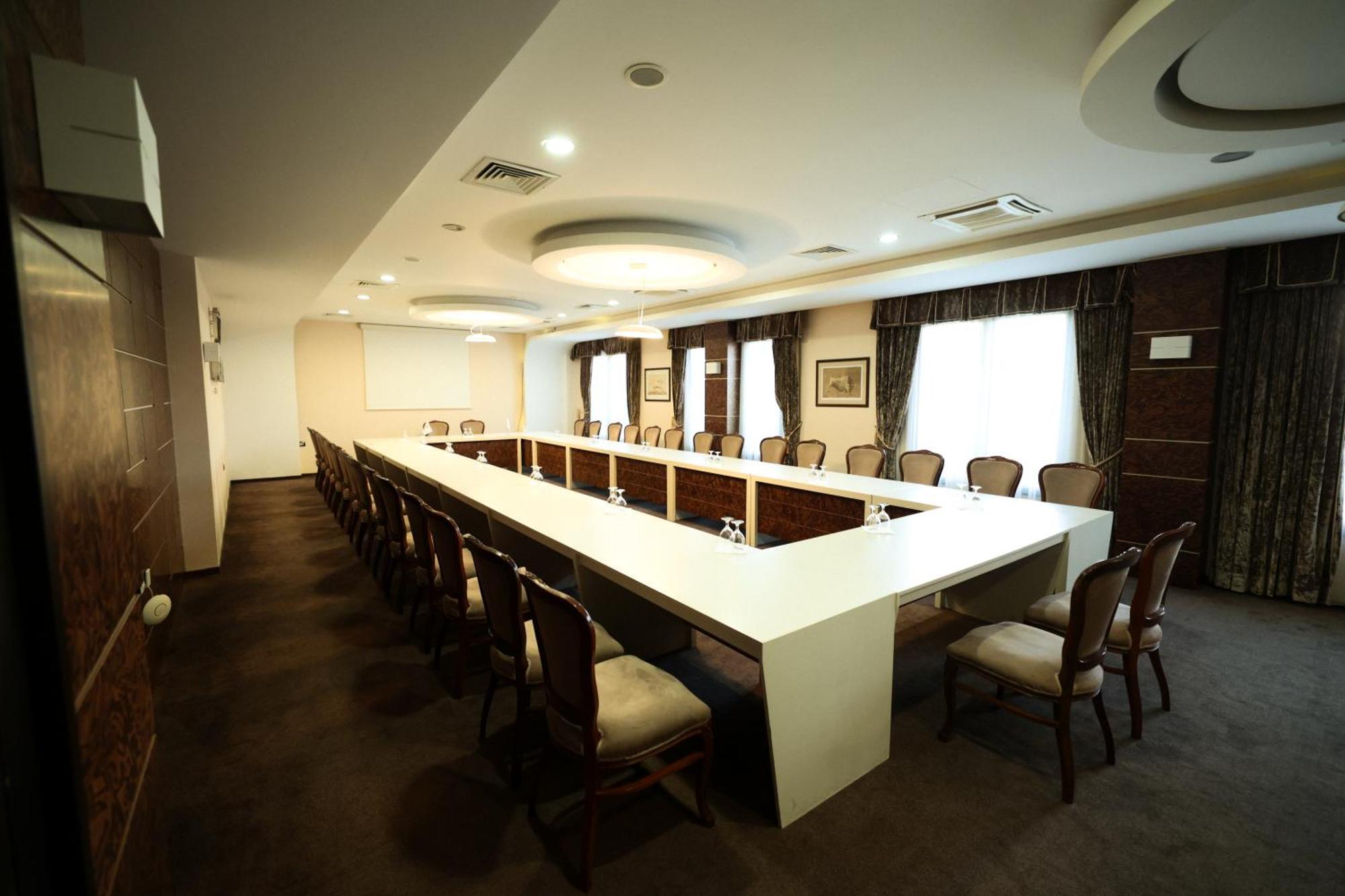 Amazona Hotel พริสตีนา ภายนอก รูปภาพ