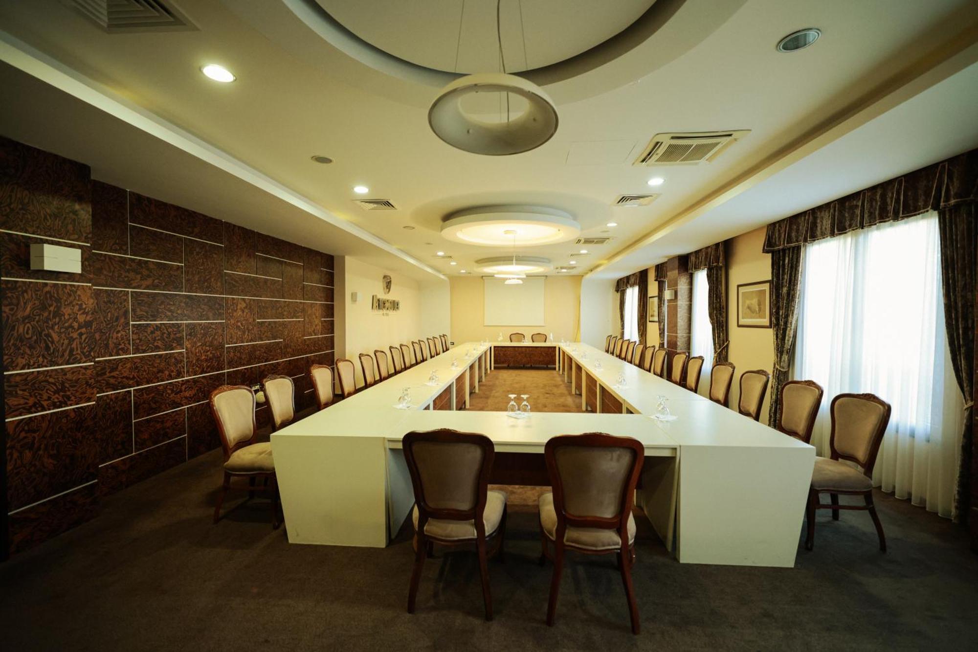 Amazona Hotel พริสตีนา ภายนอก รูปภาพ