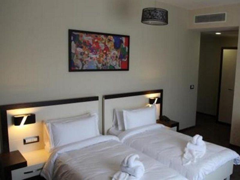 Amazona Hotel พริสตีนา ภายนอก รูปภาพ
