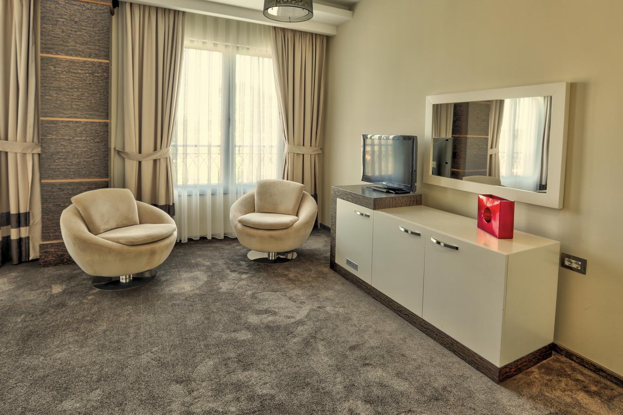 Amazona Hotel พริสตีนา ภายนอก รูปภาพ