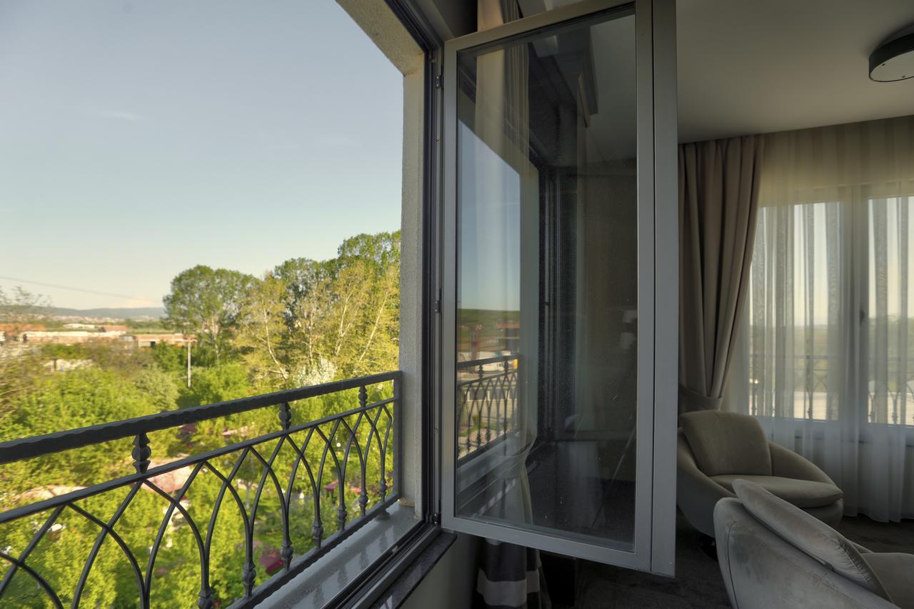 Amazona Hotel พริสตีนา ภายนอก รูปภาพ