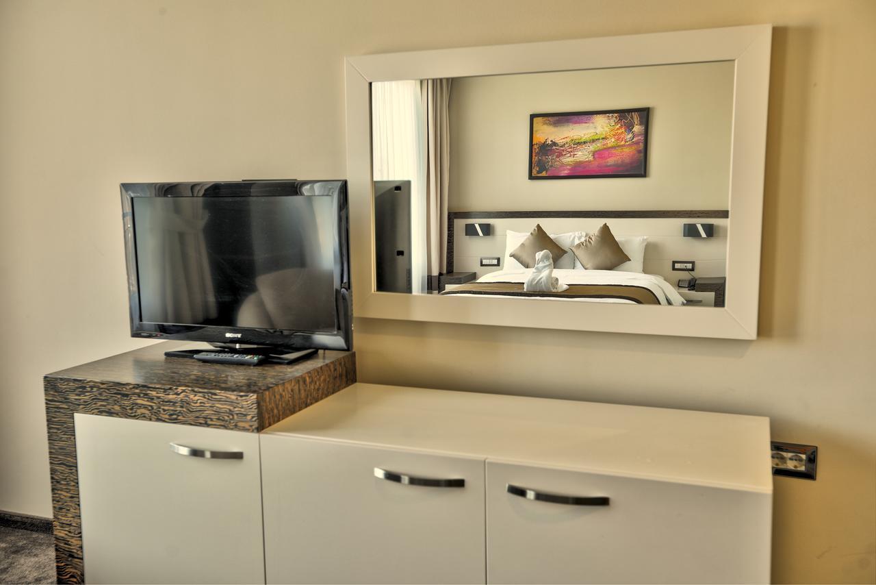 Amazona Hotel พริสตีนา ภายนอก รูปภาพ