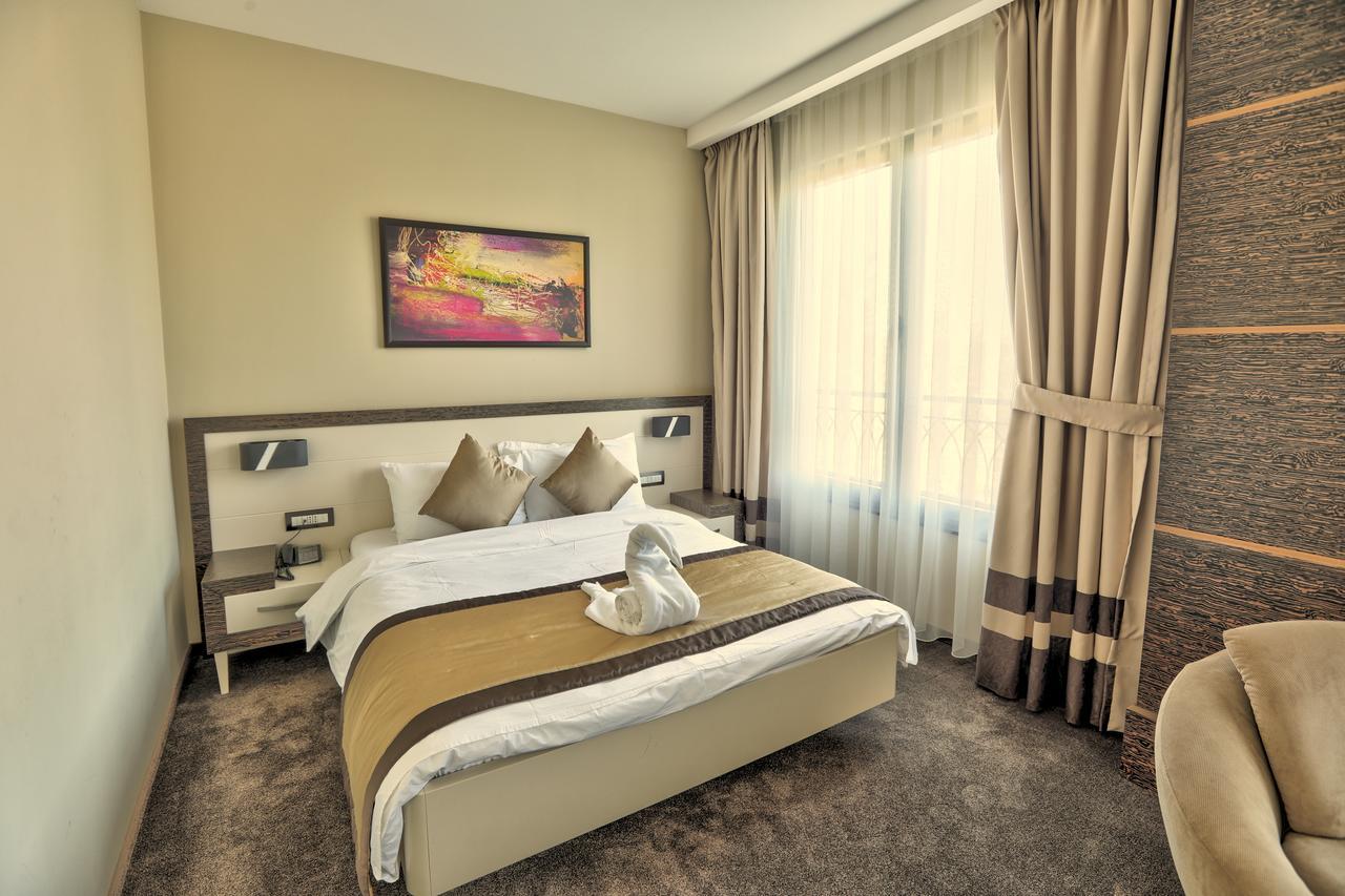 Amazona Hotel พริสตีนา ภายนอก รูปภาพ