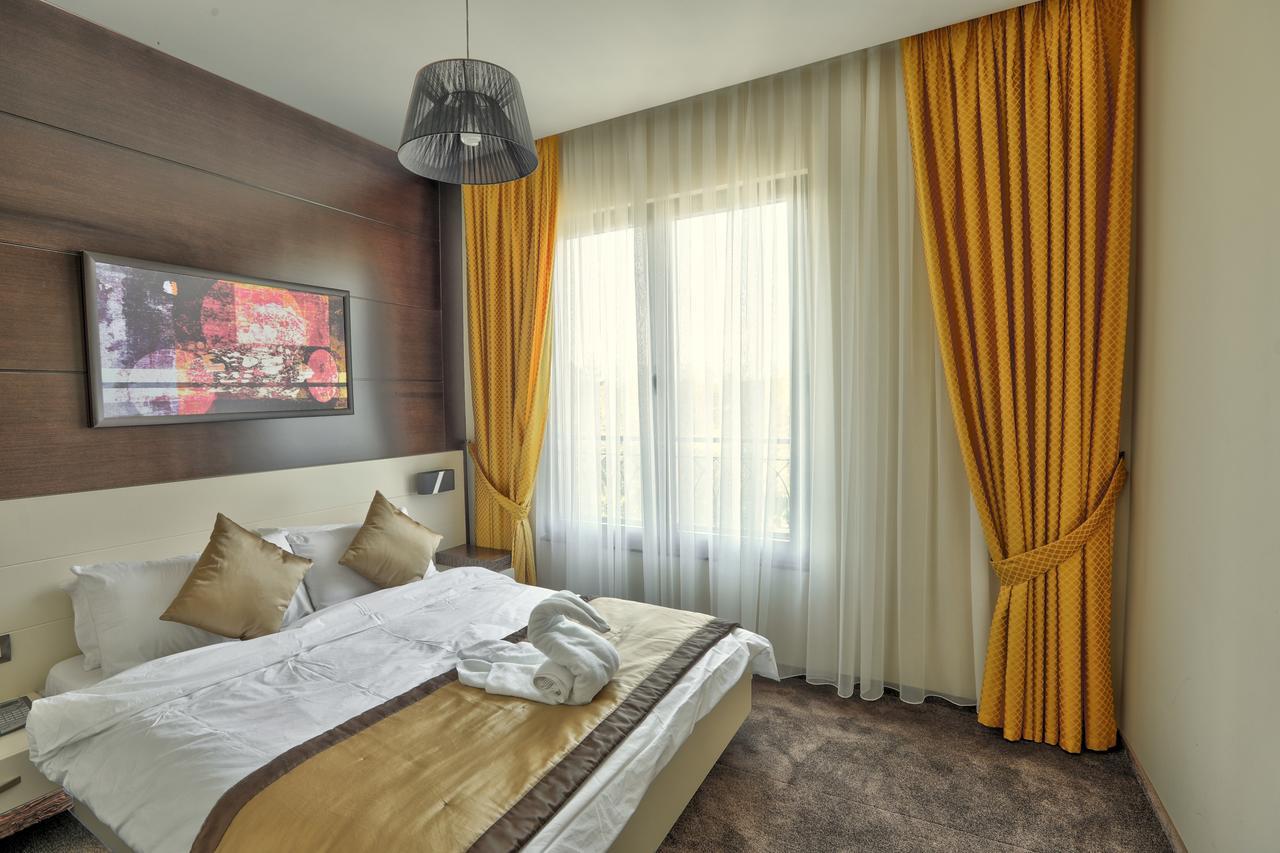 Amazona Hotel พริสตีนา ภายนอก รูปภาพ
