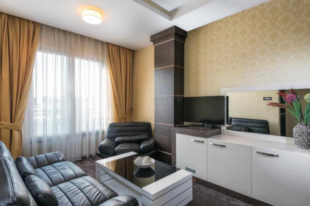 Amazona Hotel พริสตีนา ภายนอก รูปภาพ