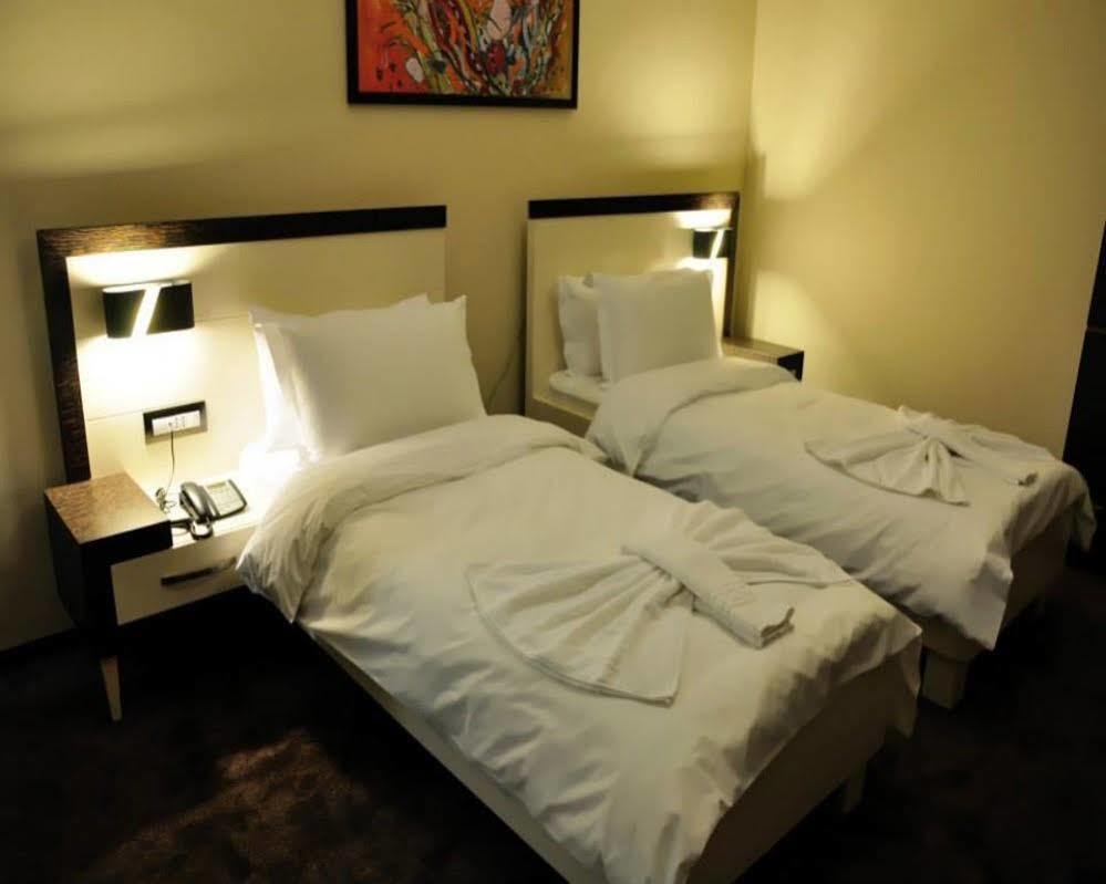 Amazona Hotel พริสตีนา ภายนอก รูปภาพ